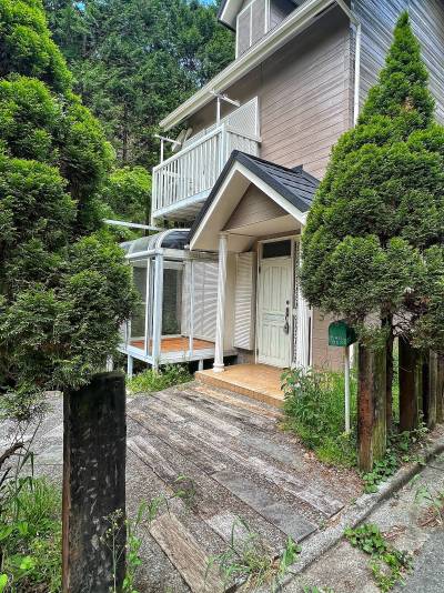 エクステリアには枕木をふんだんに使用しています（※）