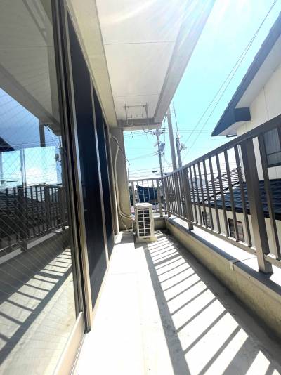 陽当たりも良くて奥行きがあり使いやすいバルコニー空間！！
