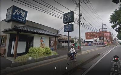 大戸屋まで徒歩3分。幹線道路沿いは飲食店多し。