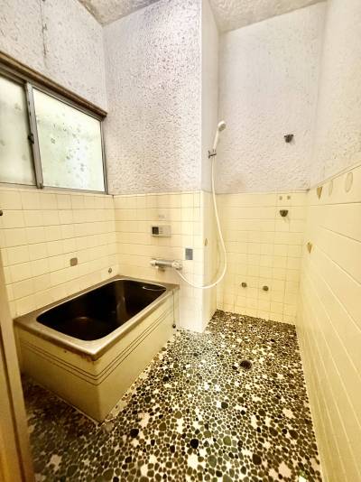 洗い場が広く取れた浴槽です