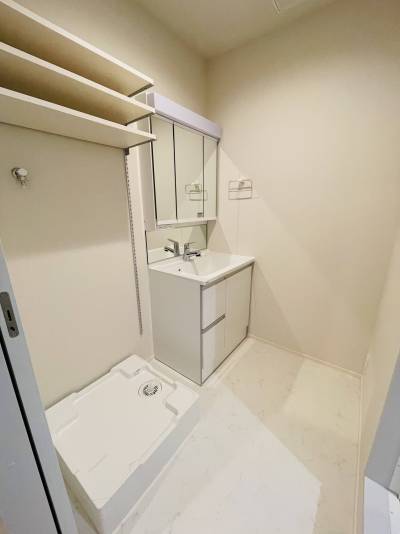 お風呂の前には洗濯機置き場と独立洗面台