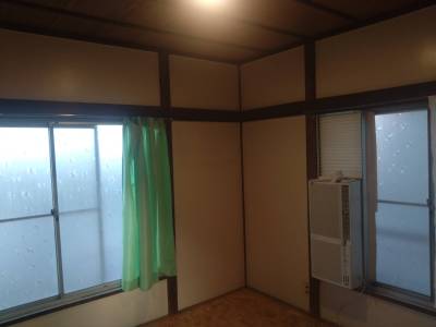 ２階の板間にウインドウエアコン(冷・暖)があります。