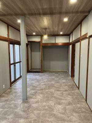 ダウンライトと真ん中の照明は別々のスイッチでつけれます