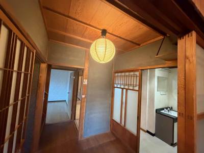 玄関上がった所です。