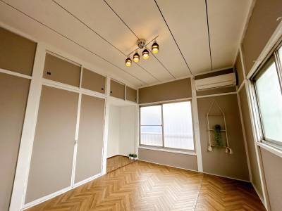 床はヘリンボーン柄です。