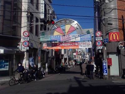 京成大久保駅北に広がるゆうロード商店街、飲食店多数