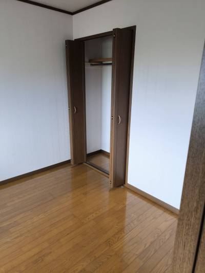 入って左手の部屋クローゼット
