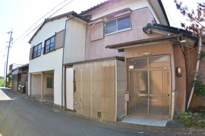 旧宅玄関、旧宅付属のガレージ。