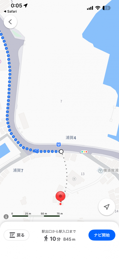 浦賀駅から10分の道のり、余裕の道路幅と海沿い