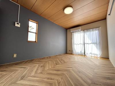 照明、レースカーテン・エアコンは据え付けの機器備品になります