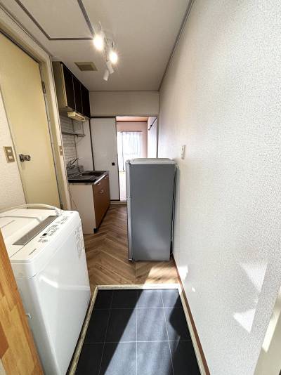 玄関兼キッチンは狭いですが、必要なものは手の届く範囲に！！