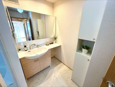 横幅ワイドなデザイン洗面化粧台と収納棚つき☆