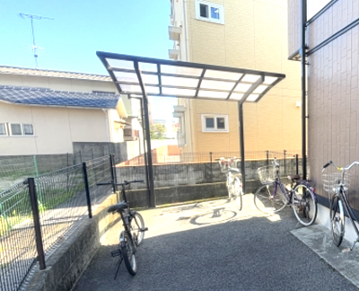 屋根付きの駐輪場があるので、バイク・自転車は無料で駐車可♪