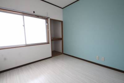 2面採光で明るい。収納あり。