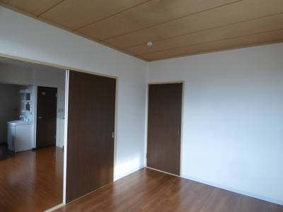 6帖の洋間から玄関