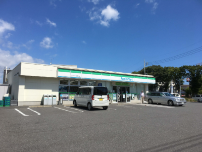 FamilyMartまで車で2分(0.6km)