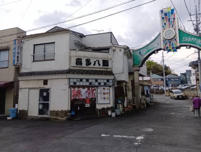 直ぐ近くには寿司屋も。
