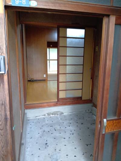 玄関　自転車も収容可能な広さ