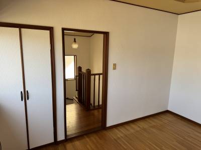 2階上がってすぐの洋室