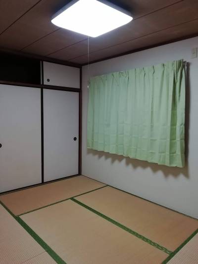 窓二つ、風通しいい
