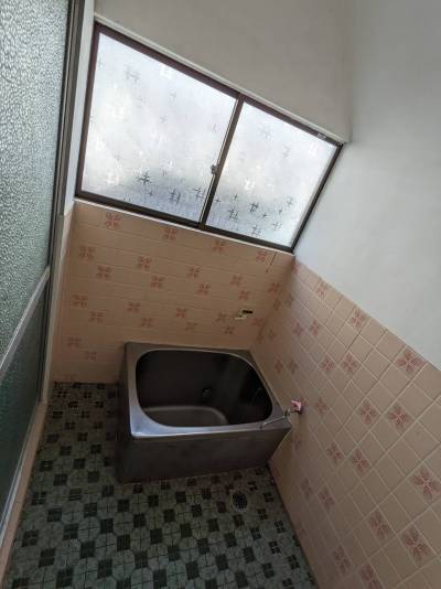 浴室床は綺麗な床に貼替えます！