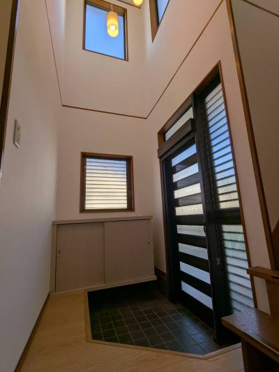 玄関は吹き抜けで開放感あり♪シューズボックス設置済み。
