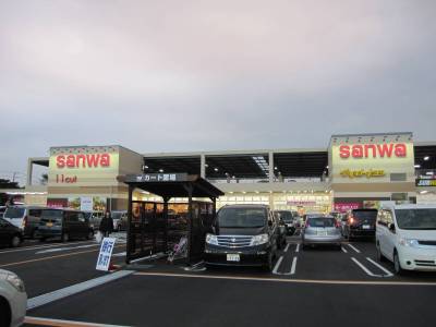 ショッピングモールが徒歩5分圏内にあります