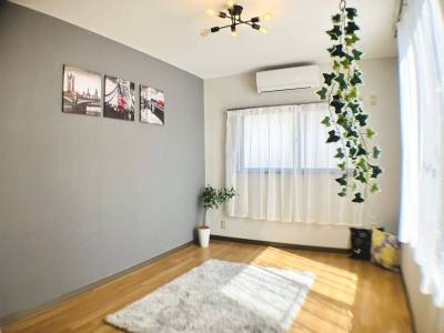 出窓とアクセントクロスがおしゃれなお部屋です