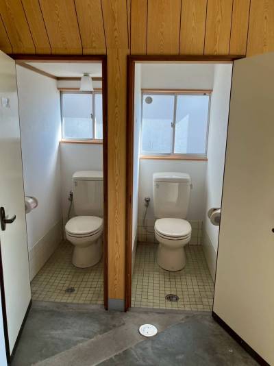 トイレは男女に分かれています。（写真は2つとも女性用）