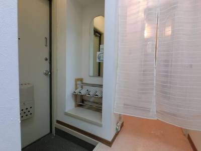 玄関に姿見鏡ありで、おでかけ前の身だしなみチェックOK♪