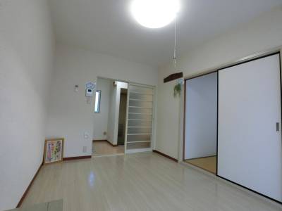 左側TVモニターつきインターフォン、右側コート掛けです！！