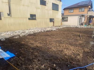 奥に、新しいアパート建ちます。