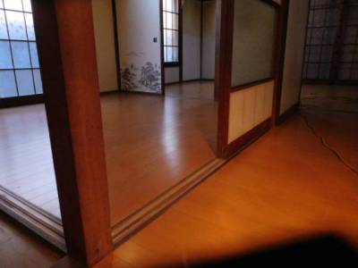 台所の床材を部屋の木彫に合わせて、張り替えました。