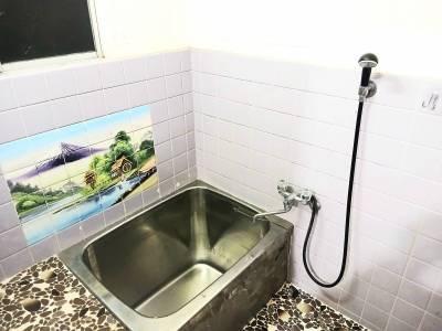 浴室。深い湯船に、頭のてっぺんまで浸かれます。