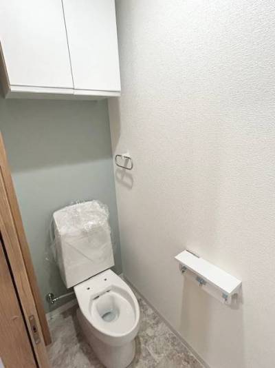 トイレ温水洗浄機付きです