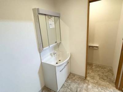 洗面台　隣に洗濯機がおけます