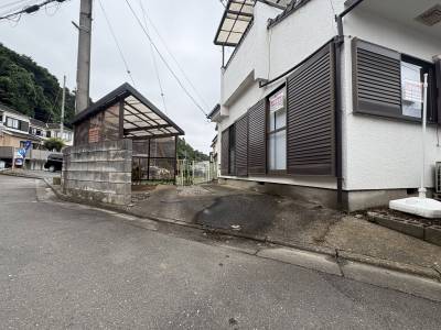 家の隣には駐車場と駐輪場があります
