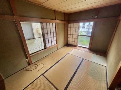 柔らかい光が差し込む１階和室です
