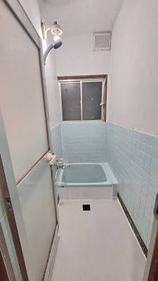 省スペースなお風呂で包まれ感が最高♪(入居前に清掃予定)