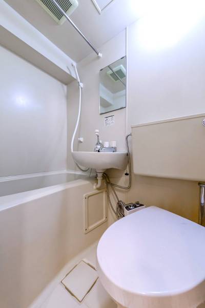 清潔感ある温水洗浄便座付きトイレです☆