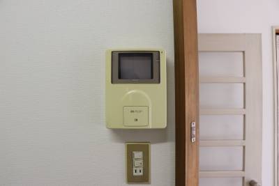 モニター付きインターホンがあります。