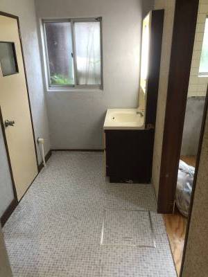 洗面台とトイレのドアです