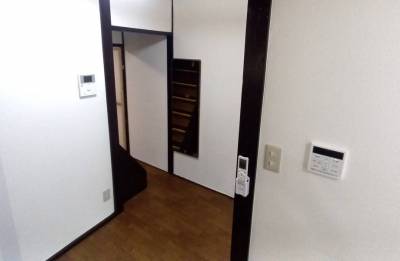 1階の階段下には姿見とモニター付きインターホンがあります