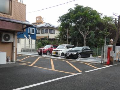 隣接地に駐車場があります。防犯灯、防犯カメラが設置済。