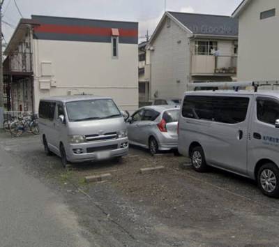 物件の隣には駐車場が多数あるので車好きなあなたにピッタリ！
