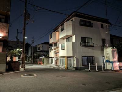 夜間も、正面街灯・門灯で人の顔もハッキリ判る明るさ