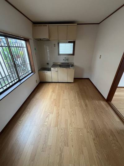 キッチン左手には大きな窓があり、日当たり良好です