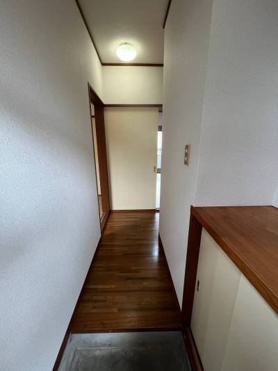 玄関入って右手に下駄箱があります