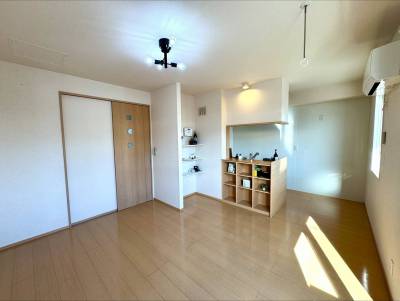 明るく開放的なリビング♪収納棚や壁にはレールフック付