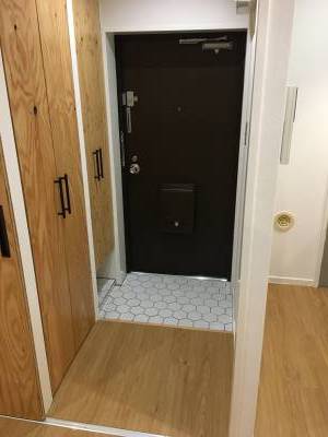 下駄箱もウッド扉で統一感があり、収納もたっぷり